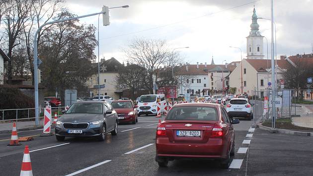 Už jen dny zbývají do chvíle, kdy do plného provozu uvedou most J. A. Bati přes řeku Moravu v Uherském Hradišti. V těchto dnech na něm probíhají závěrečné dokončovací práce; 18. listopadu 2025
