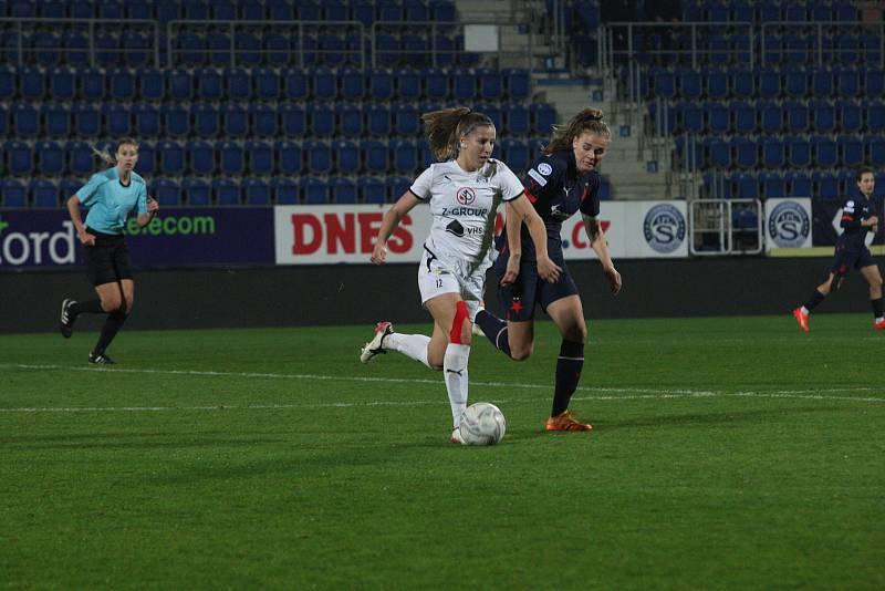 Fotbalistky Slovácka (bílé dresy) se v dohrávce 5. kola první ligy žen utkaly s pražskou Slavií.