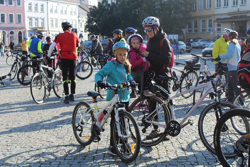 Příznivci cyklistiky a vína se 9. října dopoledne vydali z Masarykova náměstí v Uherském Hradišti do okolí v rámci tradiční akce s názvem Na kole vinohrady Uherskohradišťska.