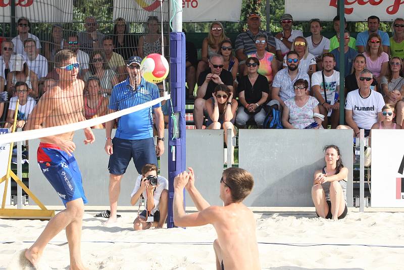 Přední český plážový volejbalista David Schweiner slavil na exhibici v Uherském Hradišti zaslouženou výhru, když v rámci Slováckého léta se svým trenérem Andreou Tomatisem porazil narychlo sestavený pár Filip Habr - Adam Štoček 2:0 na sety.