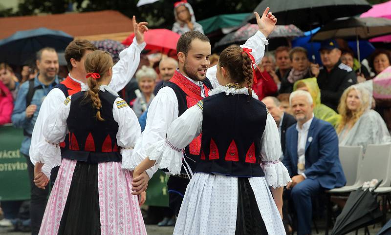 Tradičnímu defilé na Masarykově náměstí nepřálo počasí.