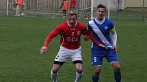 Fotbalisté Uherského Brodu (červené dresy) hráli v sobotu dopoledne s Frýdkem-Místkem bez branek.
