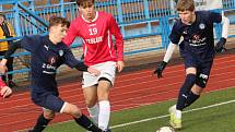 Fotbalisté Uherského Brodu (červené dresy) na závěr čtyřdenního soustředění zdolali starší dorost Slovácka 2:0.