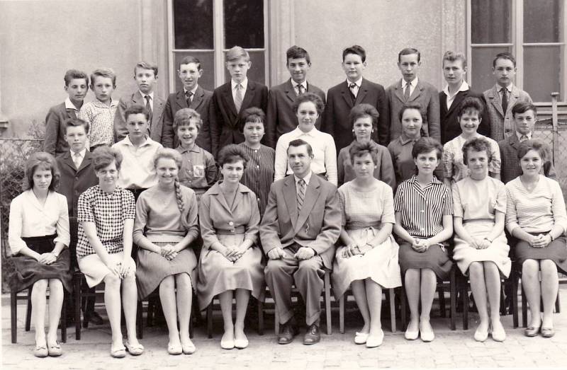 Žáci posledního ročníku základní školy v Tupesích v roce 1962–1963.