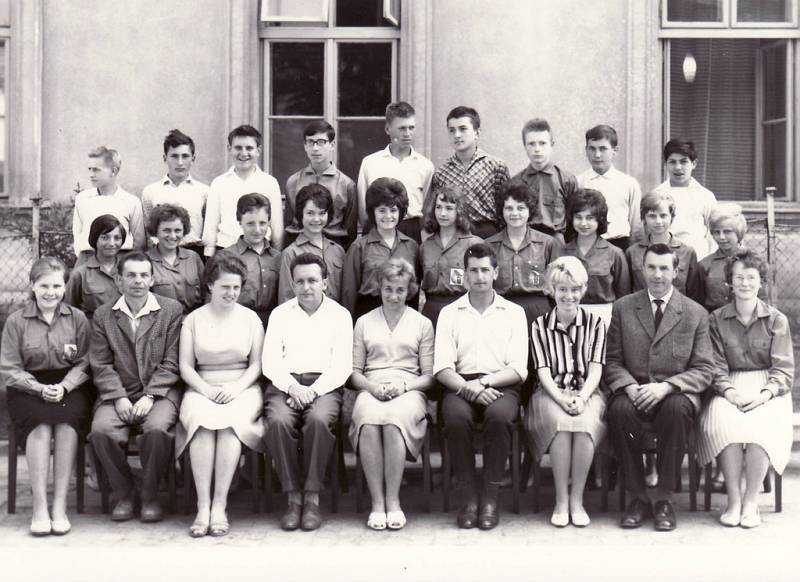 Ukončení povinné školní docházky v Tupesích ve školním roce 1963–1964.