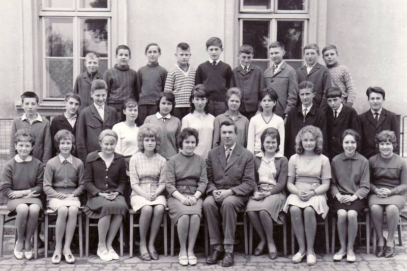 Paní učitelka Úředníčková a pan učitel Hladký se žáky IX. ročníku ve školním roce 1965–1966.