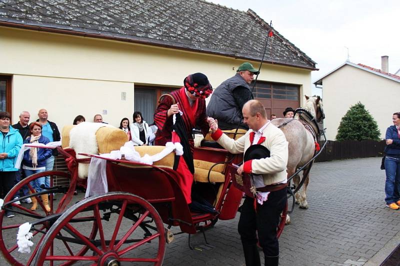 Na Modřanském vinobraní nemohla chybět hraběnka opět v nových šatech i klobouku. 