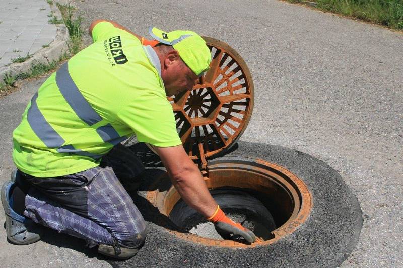 Technik Poklop servisu kontroluje  kvalitu opravených vpustí v Šumicích. 