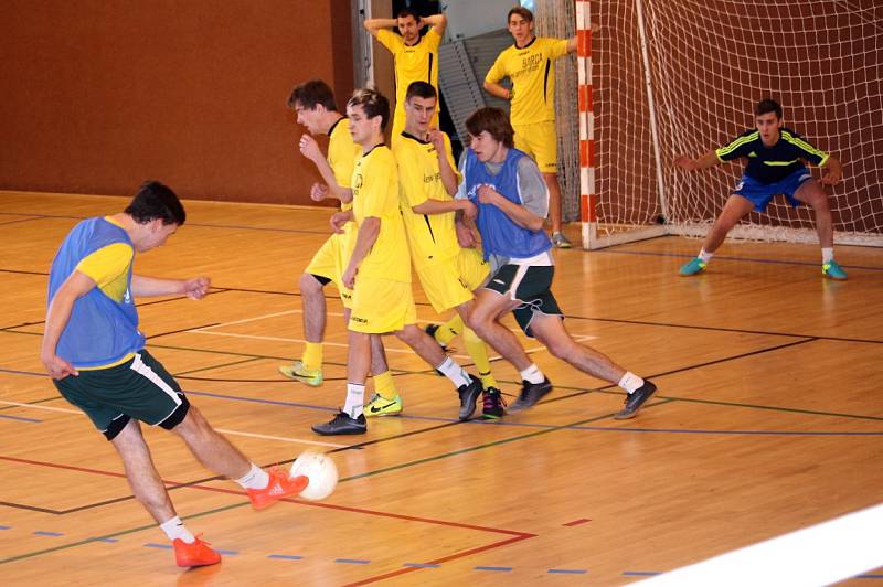 Futsalová Superfrankie liga: utkání nadtavbové části o 9.-15. místo mezi týmy NGBS a GFC.