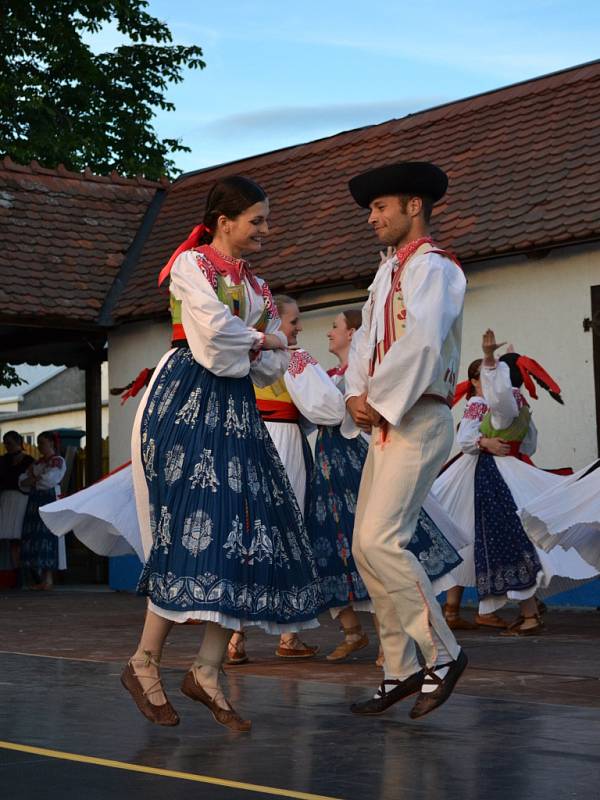 Přírodní areál v Kunovicích patřil v pátek večer slovenskému souboru Poleno a pražskému divadlu BUFO.