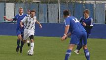 Fotbalisté Kunovic (modré dresy) v 11. kole krajské I. A třídy skupiny B i bez omluveného trenéra Chaloupky zdolali Těšnovice 2:1.