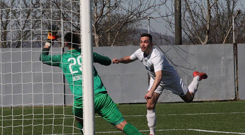 Fotbalisté Kunovic (modré dresy) otočili domácí zápas s Fryštákem, který na umělé trávě porazili 2:1.