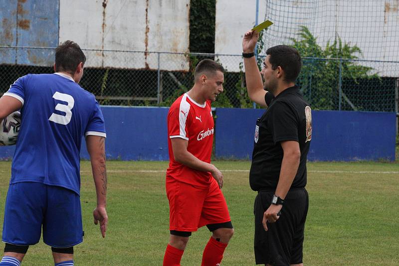 Fotbalisté Kunovic (modré dresy) ve 3. kole krajské I. A třídy skupiny B podlehli Újezdci 1:4.