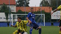 Fotbalisté Kunovic (žluté dresy) v 5. kole krajské I. A třídy skupiny B podlehli favorizovaným Zborovicím 1:2.