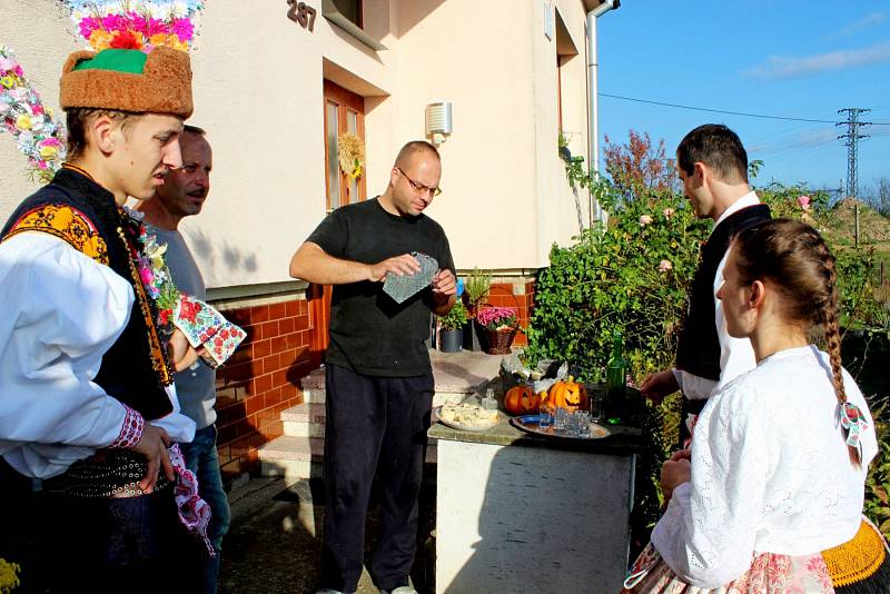 Nedakonická hodová chasa se vydala s právy na osmihodinovou nedělní obchůzku dědinou.