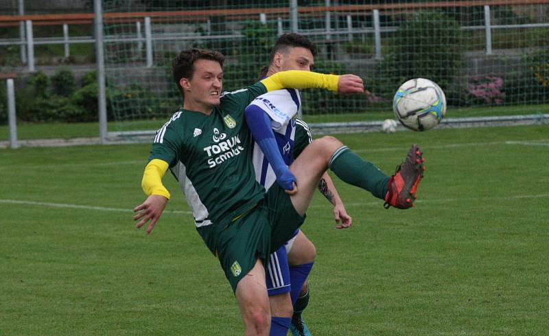 Fotbalisté Nivnice (zelené dresy) doma otočili zápas 7. kola I. A třídy skupiny B, Nedachlebice zdolali 2:1.