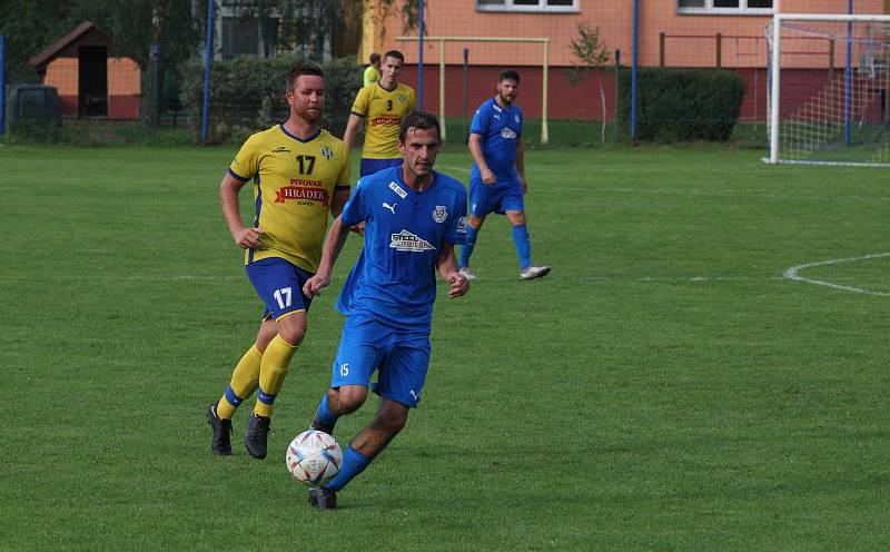 Fotbalisté Starého Města (žluté dresy) zdolali ve šlágru 4. kola I. B třídy sk. C domácí Ořechov 4:0.