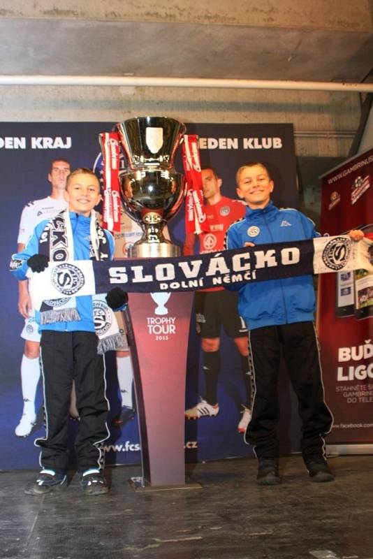 Při nedělním utkání 15. kola Gambrinus ligy mezi 1. FC Slovácko a Slavií Praha si fanoušci měli možnost v rámci akce Trophy tour prohlédnout pohár určený pro vítěze Gambrinus ligy.