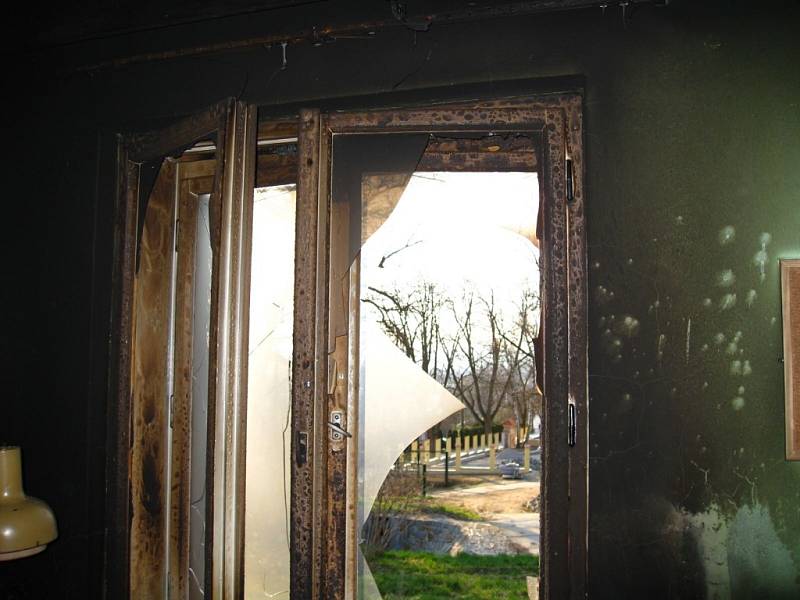 Požár dětského pokoje v rodinném domku se díky zásahu majitelů nerozšířil do celého domu.