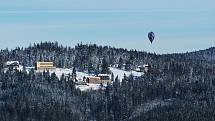 Přelet přes Lysou horu zvládl jediný ze tří balonů. Výhledy na Moravskoslezské Beskydy byly úchvatné.