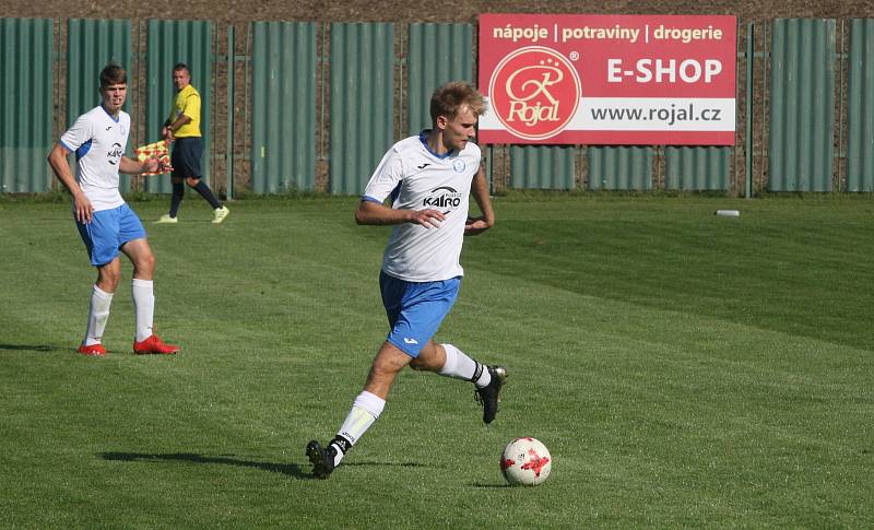 Fotbalisté Slavkova (modré dresy) v 7. kole I.B třídy přehráli oslabený Tlumačov 3:0.