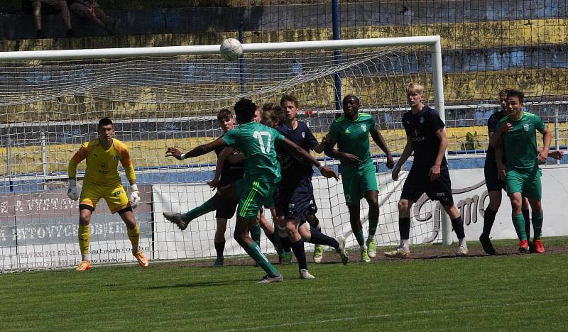 Starší dorostenci Slovácka (modré dresy) v úterní dohrávce 18. kola I. Celostátní ligy remizovali na Širůchu ve Starém Městě s Karvinou 1:1.