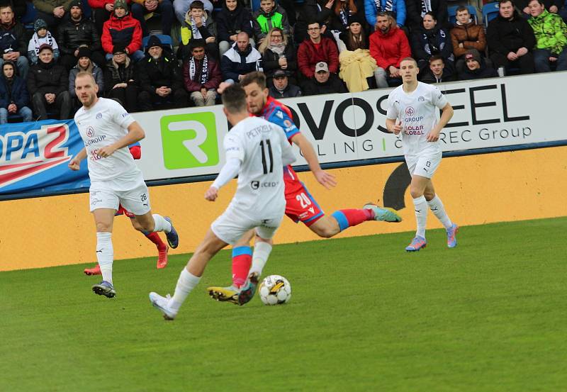 Fotbalisté Slovácka (bílé dresy) ve šlágru 20. kola FORTUNA:LIGY vyzvali mistrovskou Plzeň.