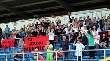 Fotbalisté Jankovic (v červených dresech) přemohli ve finále okresního poháru Jarošov 2:1 a slaví největší úspěch v historii klubu
