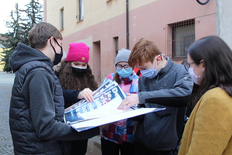 Upravenými plakáty doslova zaplavili plakátovací plochy v centru Uherského Hradiště a v přilehlých čtvrtích žáci výtvarného oboru ZUŠ Uherské Hradiště.