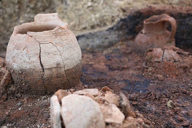 Archeologové odhalili v Uherském Brodě několik středověkých sklepů, jeden z nich pohřbil požár