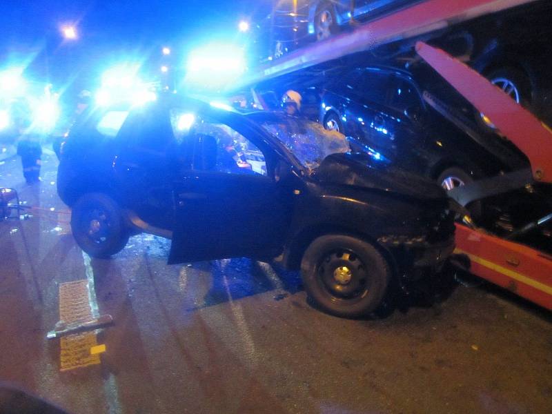 Na silnici I/50 v místní části Vésky u Uherského Hradiště se srazil nákladní a osobní automobil.