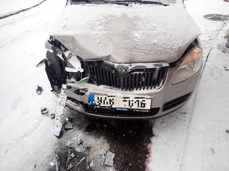 V Uherském Brodě do sebe narazila dvě vozidla. Nehoda se obešla bez zranění.