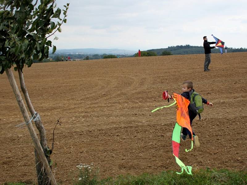 DRAČÍ SLET. V neděli odpoledne bylo počasí na draky. Kluci a holky z Modré a Velehradu si jich na drakiádu přinesli padesát.