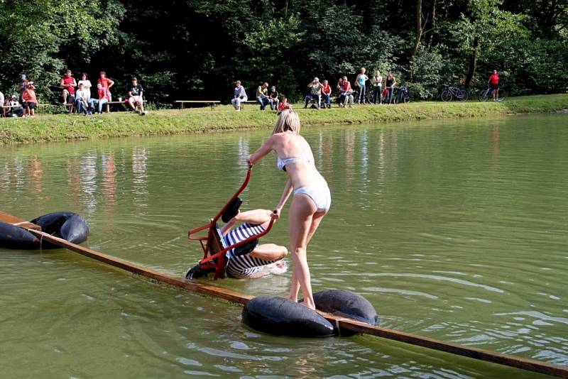 U NÁDRŽE. Na 15. ročníku neckyády na Salaši nebude o dobrou zábavu nouze.