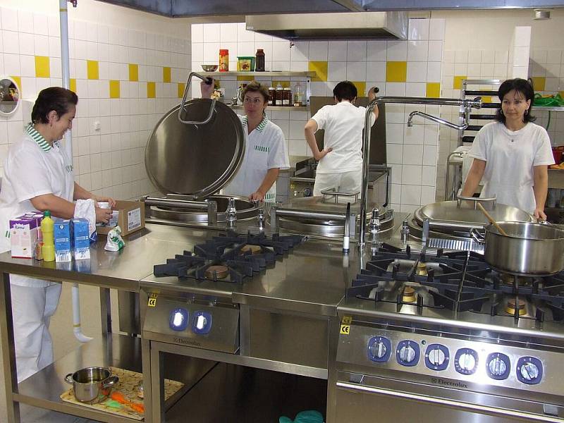 V minulých dnech kompletně dokončená druhá etapa rekonstrukce Základní školy v Buchlovicích zajistí 196 žákům, kantorům i kuchařkám ve školní jídelně větší komfort. 