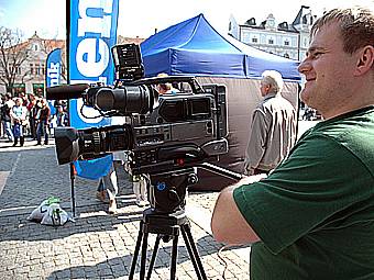 Celé dění na Masarykově náměstí snímal kameraman Slávek Hanáček z televize Slovácko.