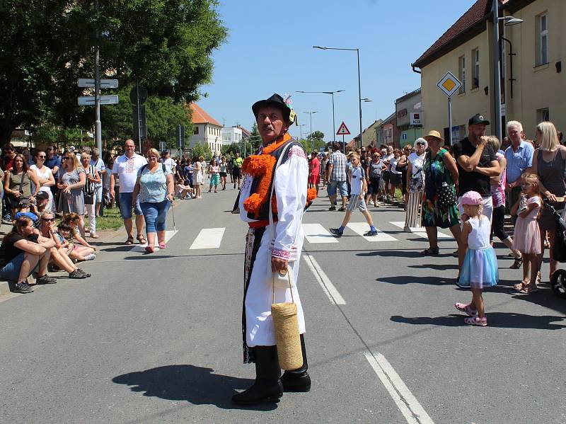 Po pěti letech projela Hlukem jízda králů. Na snímcích slavnostní průvod družiny i folklorisů městem.