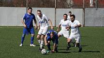 Fotbalisté Kunovic (modré dresy) otočili domácí zápas s Fryštákem, který na umělé trávě porazili 2:1.