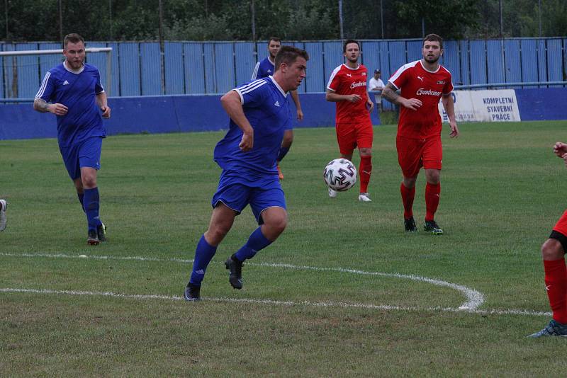 Fotbalisté Kunovic (modré dresy) ve 3. kole krajské I. A třídy skupiny B podlehli Újezdci 1:4.