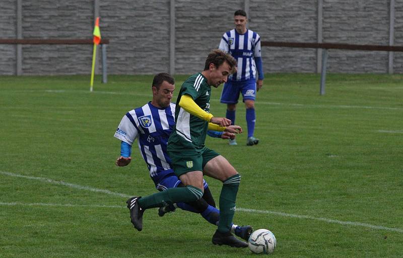 Fotbalisté Nivnice (zelené dresy) doma otočili zápas 7. kola I. A třídy skupiny B, Nedachlebice zdolali 2:1.