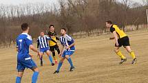 Fotbalisté Ostrožské Lhoty (žlutočerné dresy) ve čtvrtfinále Poháru OFS Uherské Hradiště podlehli Hluku B 1:2.