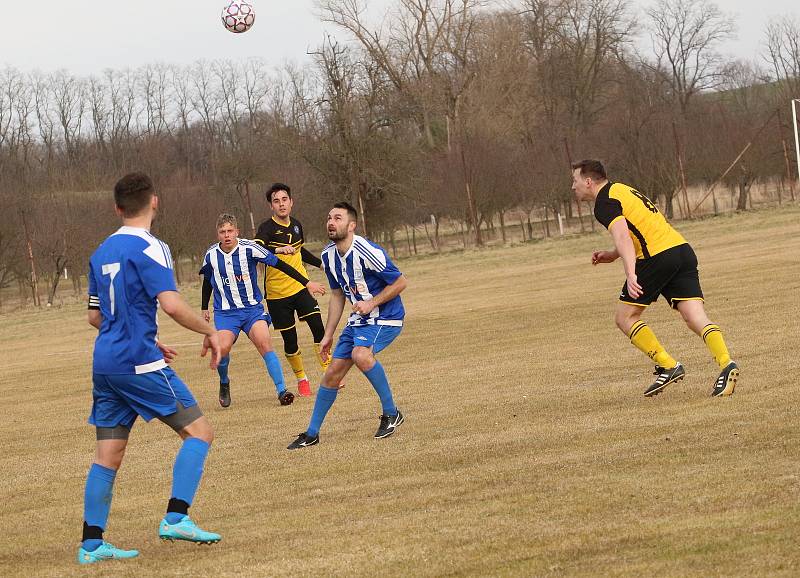 Fotbalisté Ostrožské Lhoty (žlutočerné dresy) ve čtvrtfinále Poháru OFS Uherské Hradiště podlehli Hluku B 1:2.