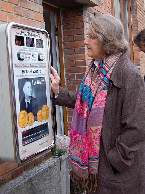 V Rybárnách visí automat na pamětní mince Jana Antonína Bati.