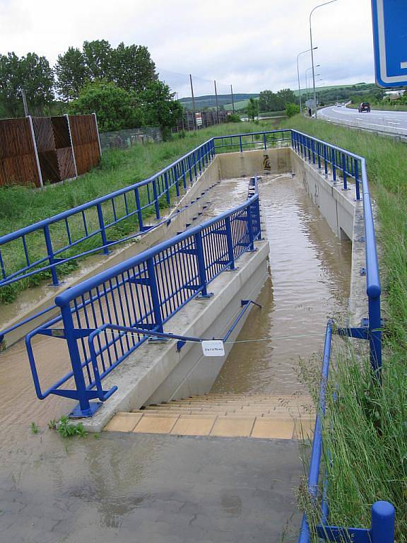 Povodňová situace na Moravě a potoku Okluky v Uh. Ostrohu, středa 2. června odpoledne.