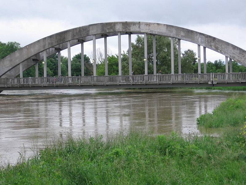 Povodňová situace na Moravě a potoku Okluky v Uh. Ostrohu, středa 2. června odpoledne.