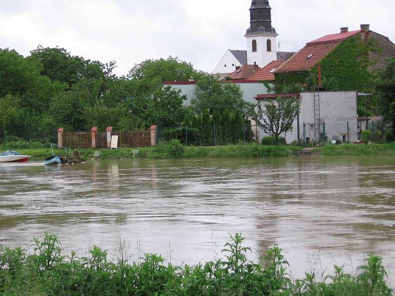 Povodňová situace na Moravě a potoku Okluky v Uh. Ostrohu, středa 2. června odpoledne.