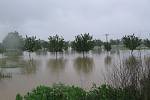 Povodňová situace na Moravě a potoku Okluky v Uh. Ostrohu, středa 2. června odpoledne.