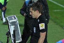 Rozhodčí Ondřej Pechanec během nedělního zápasu Slovácka s Plzní neuznal dva góly domácích, pokaždé po signálu od kolegy u videa.