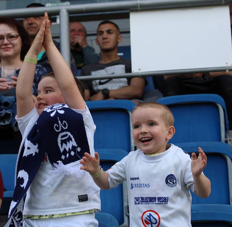 Fotbalisté Slovácka (v bílých dresech) zakončili letošní ligovou sezonu výhrou nad Karvinou 2:0.