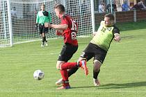 Fotbalisté Zlechova (červeno-černé dresy) v domácím hodovém zápase přetlačili Lhotu u Malenovic 2:1.